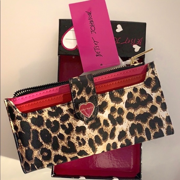 Betsey Johnson Handbags - 🔥FLASH SALE🔥Betsey Johnson Wallet in Leopard.